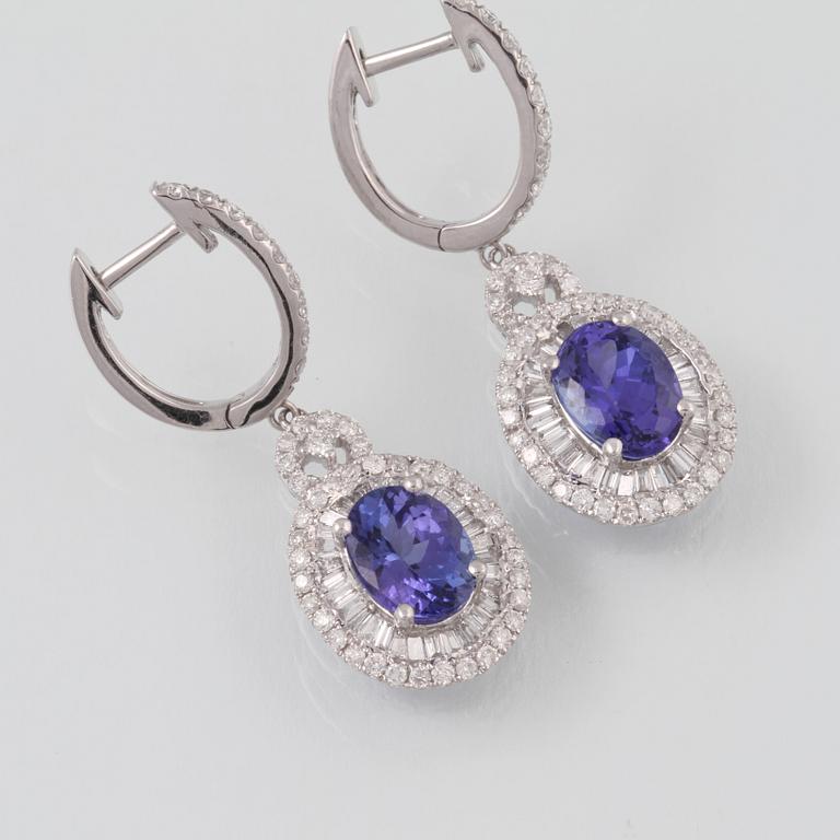 ÖRHÄNGEN, 18K vitguld med 2 tanzaniter ca 3.72 ct samt briljant och baguettslipade diamanter ca 1.40 ct. Vikt 6,8 gram.