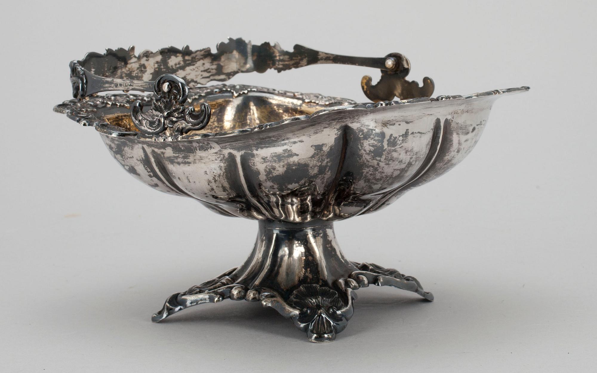 BOMBONJÄR / BRÖDKORG, silver, Otto Roland Mellin (1860-1907), Helsingfors 1851. Vikt ca 315 g.