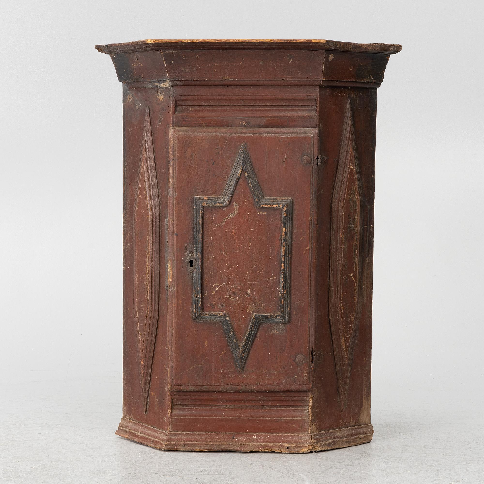 A Swedish late Baroque corner cupboard, first part 18th century.