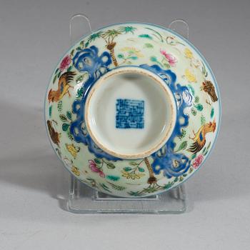 A famille rose rooster dish, late Qing Dynasty (1644-1912) with blue sealmark. .