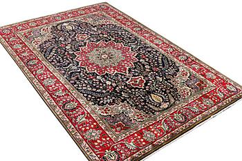 A Mahal carpet, c. 296 x 197 cm.