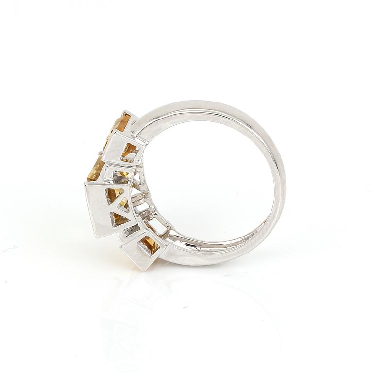 RING, 14K vitguld med blandadslipade citriner tot ca 3,28 ct och små diamanter tot ca 0,06 ct. Total vikt ca 4,49 g.