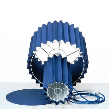 FOLKFORM, "L árt Plisse no 7", bordslampa, Studio Folkform 2022.