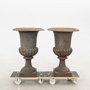 Trädgårdsurnor, 1 par, gjutjärn.