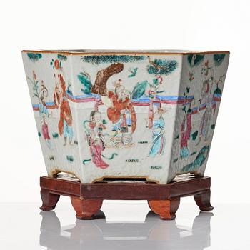 A large famille rose flower pot, Qing dynasty, 19th Century.