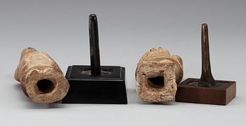 FIGURINER, två stycken, glaserat lergods med spår av bemålning. Tang dynastin (618-907).