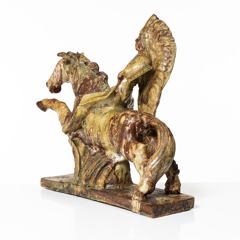 Allan Ebeling, skulptur, glaserad keramik, i form av ursprungsamerikan till häst, Torshälla 1935.