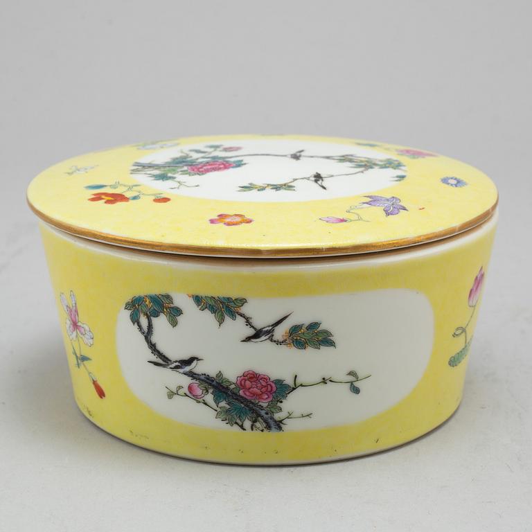 A Chinese famille rose bowl with cover, 20th century.