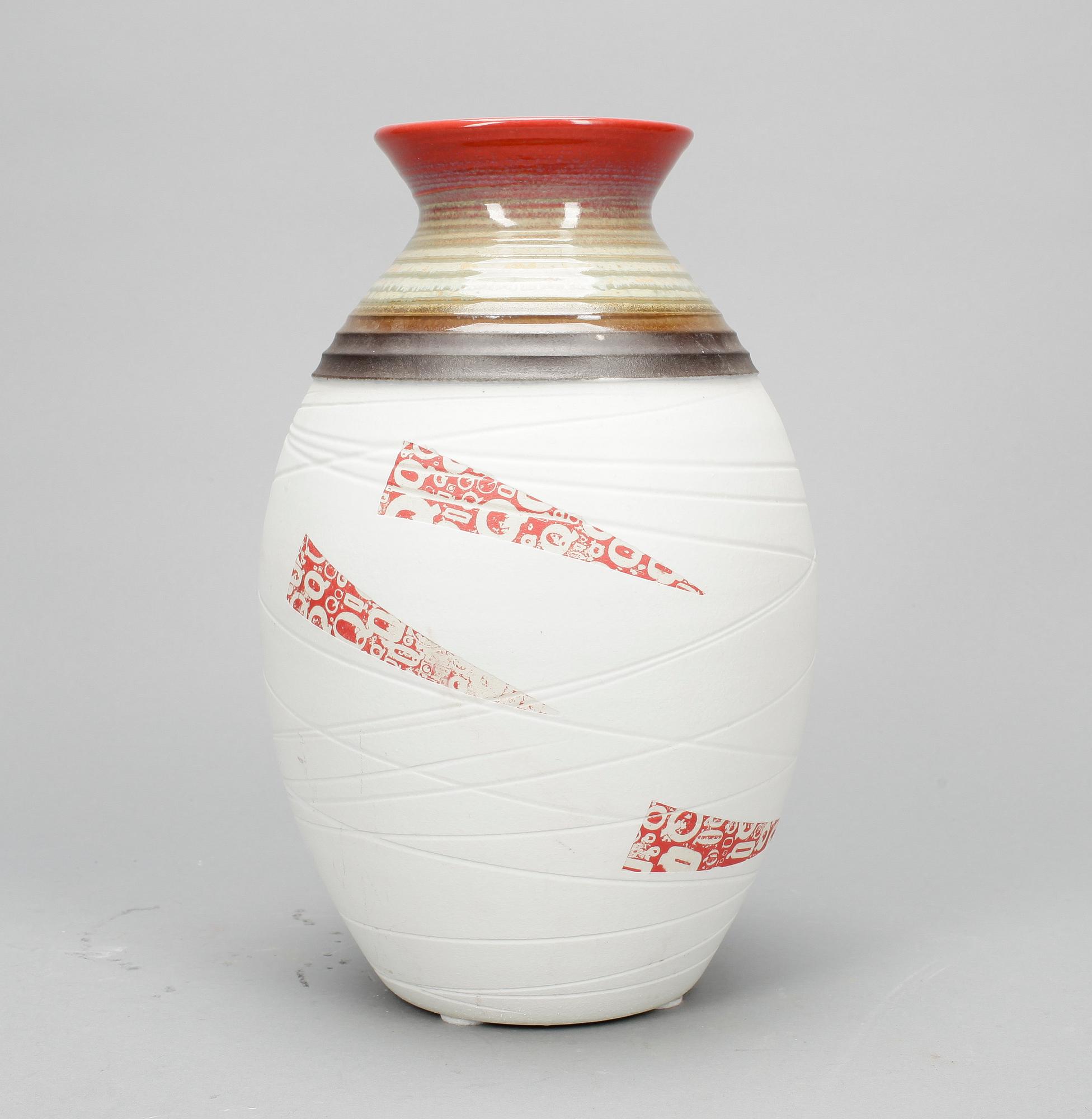 VASER, 2 st. Porslin, Kina, modern tillverkning.