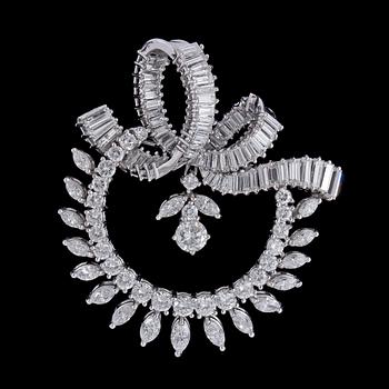 1166. A navette- trapez- and brilliant cut diamond brooch, tot. app. 11 cts. 1950's.