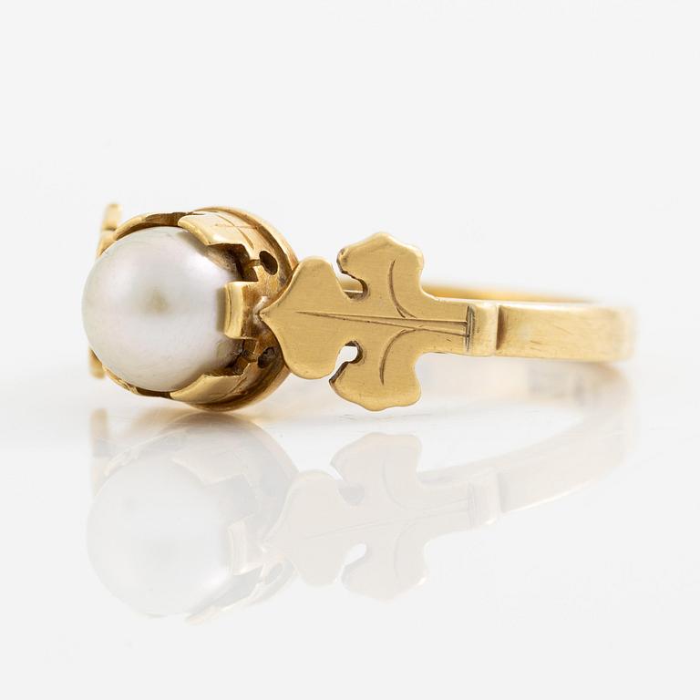 Wiwen Nilsson, a ring 18K gold with a pearl and two motifs of the french lily, Lund 1951.
