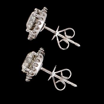 ÖRHÄNGEN, 1 par, 18 k vitguld, solitära briljantslipade diamanter ca 1.96 ct, mindre briljantslipade diamanter tot 0.22.