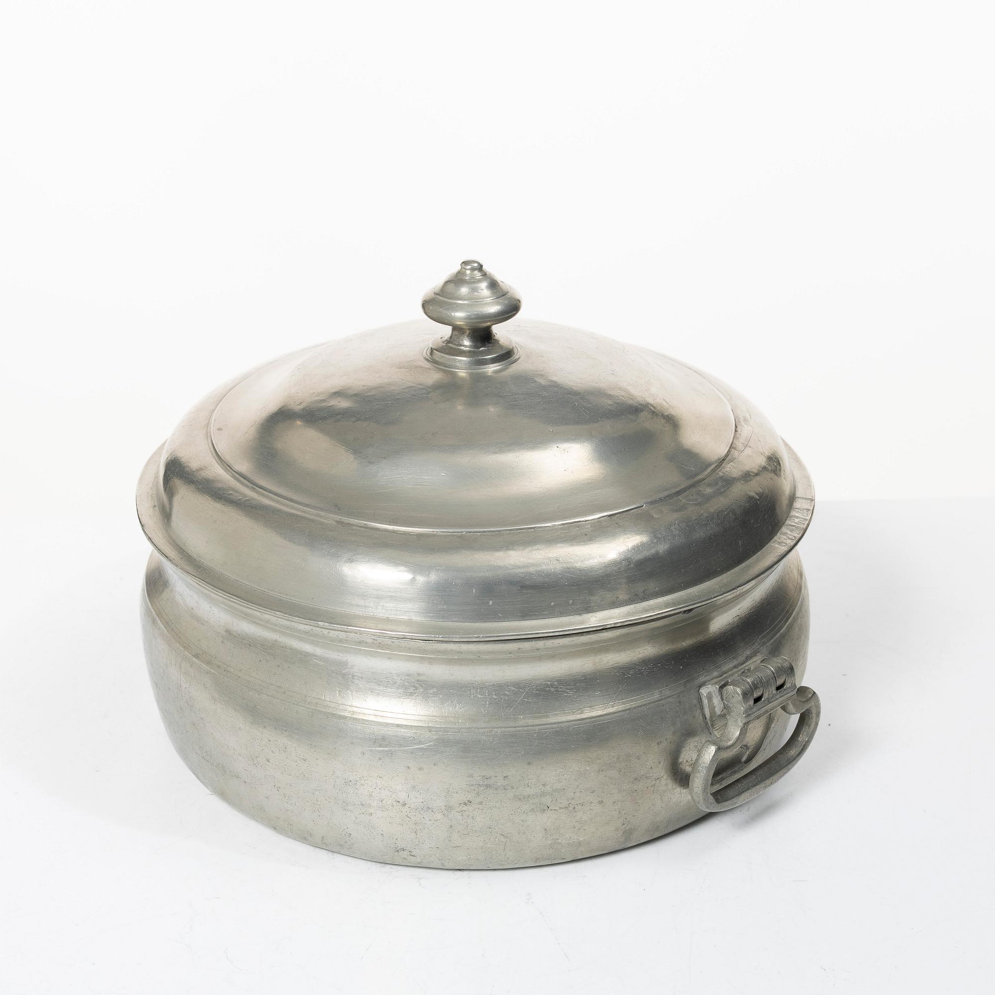 Porridge bowl with lid by Martin Moberg, Jönköping, 1785.