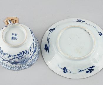 FIGURIN, nefrit, orientalisk, 1900-tal samt KOPP och FAT, Kina, 1700/1800-tal.