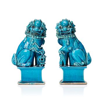 834. A pair of Chinese turquoise glazed buddhist lions, Qing dynasty, 18th Century.