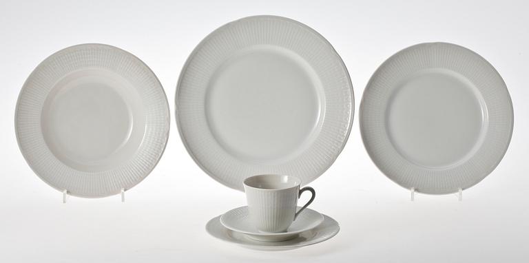 MAT- OCH KAFFESERVISDELAR, 165 st, porslin, "Magnolia", design Louise Adelborg, Rörstrand.
