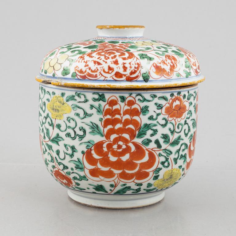 A Chinese wucai porcelain jar with cover, 17th century.