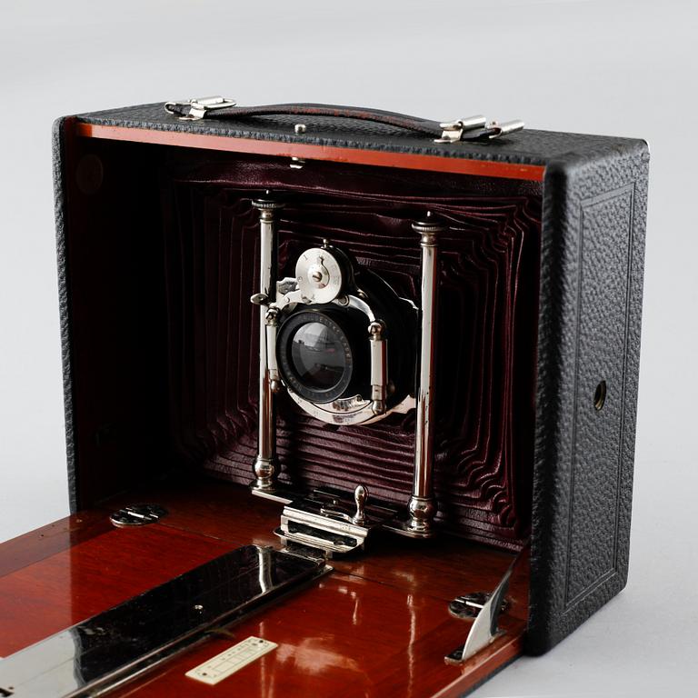 A foldable camera by Dr. Lüttke & Arndt Wandsbek, Germany, first half of the 20th century.