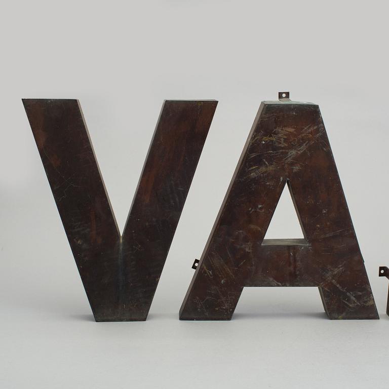 FASADBOKSTÄVER, av metall V, M, A, R, 1900-talets mitt.