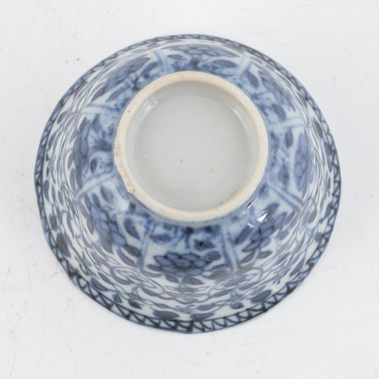 A Chinese export porcelain plate, a dessert dish and a cup, Qing dynasty, Kangxi (1662-1722) and Qianlong (1736-95).