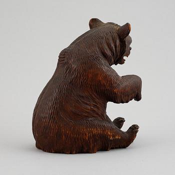 A carved wooden sculpture of a "Black forest bear" from around the year 1900.
