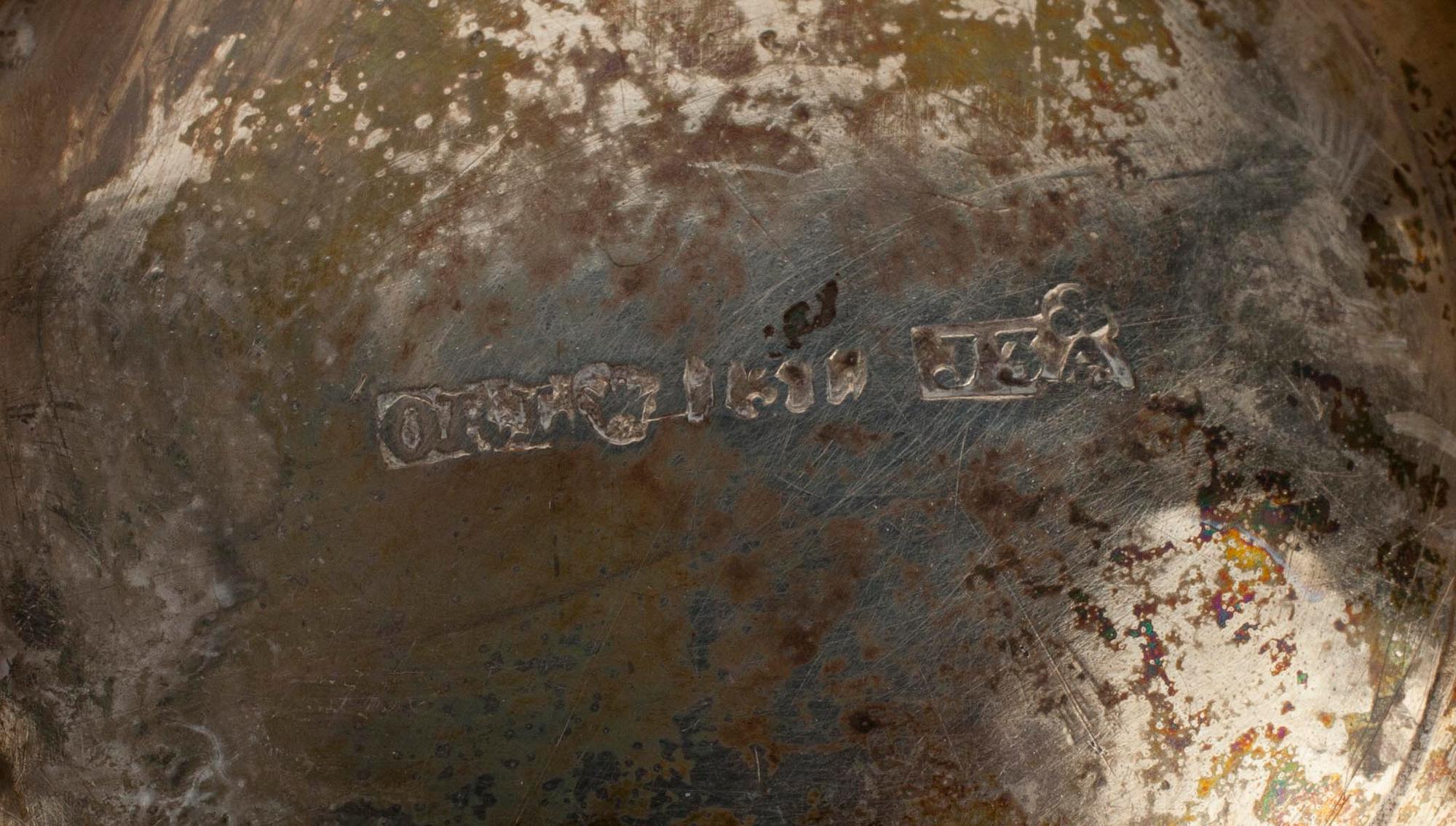 SKÅL, silver, Osk. Lindroos Helsingfors 1930 och GRÄDDSNÄCKA, silver, O.R. Lundgren (1821-1882) Åbo. Tot. vikt 250,8 g.