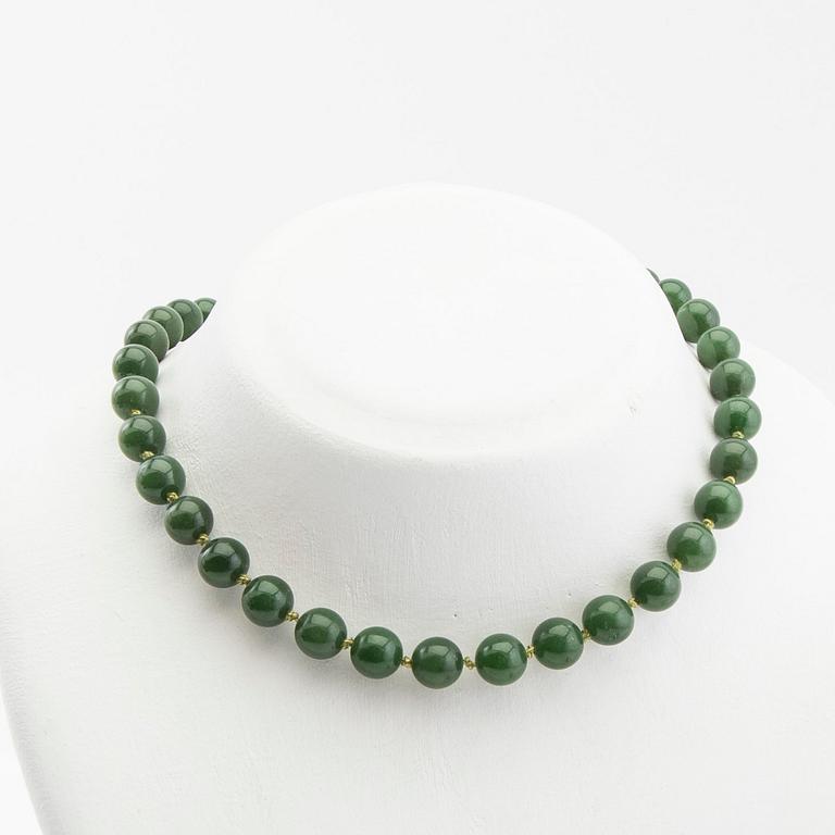 Collier, grön sten och lås i 14K guld.