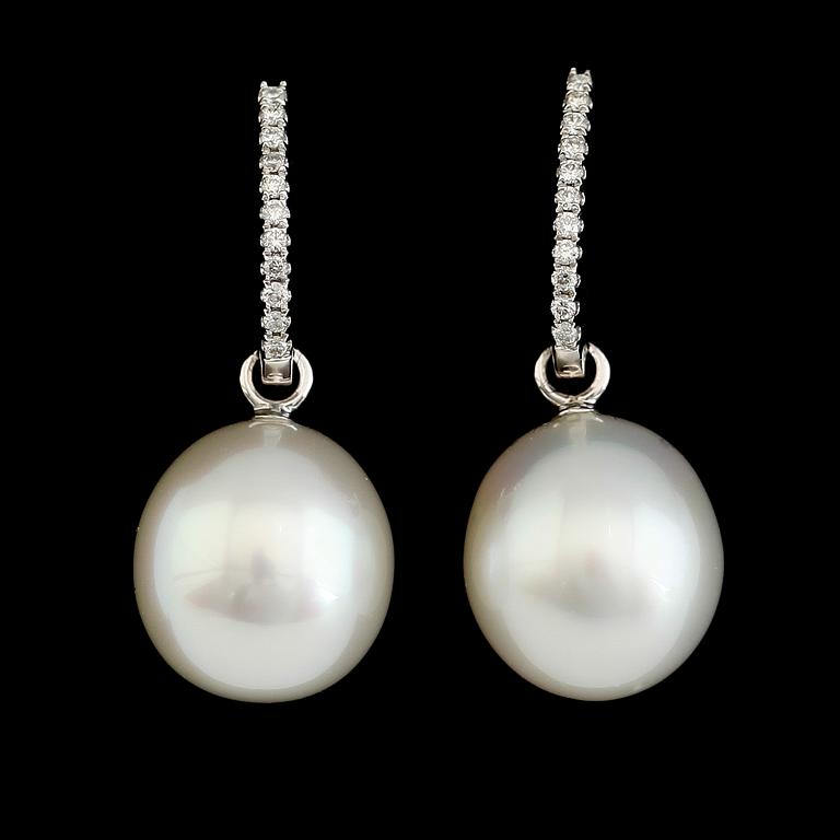 ÖRHÄNGEN, 1 par, 18 k vitguld, south sea pärlor, briljantslipade diamanter. Vikt 5,9 g.