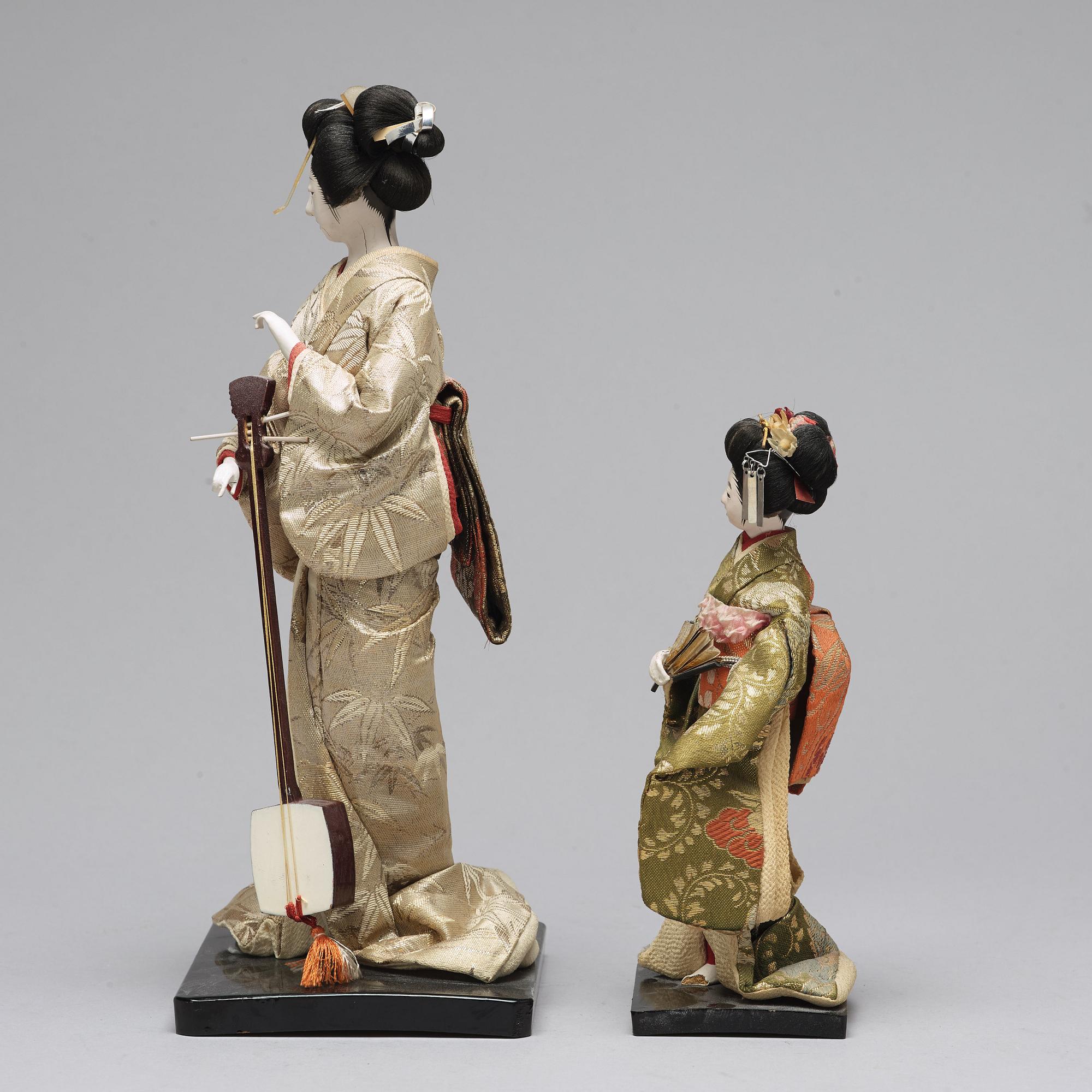 DOCKOR, två stycken, samt ask med miniatyrer. Japan, 1900-tal.