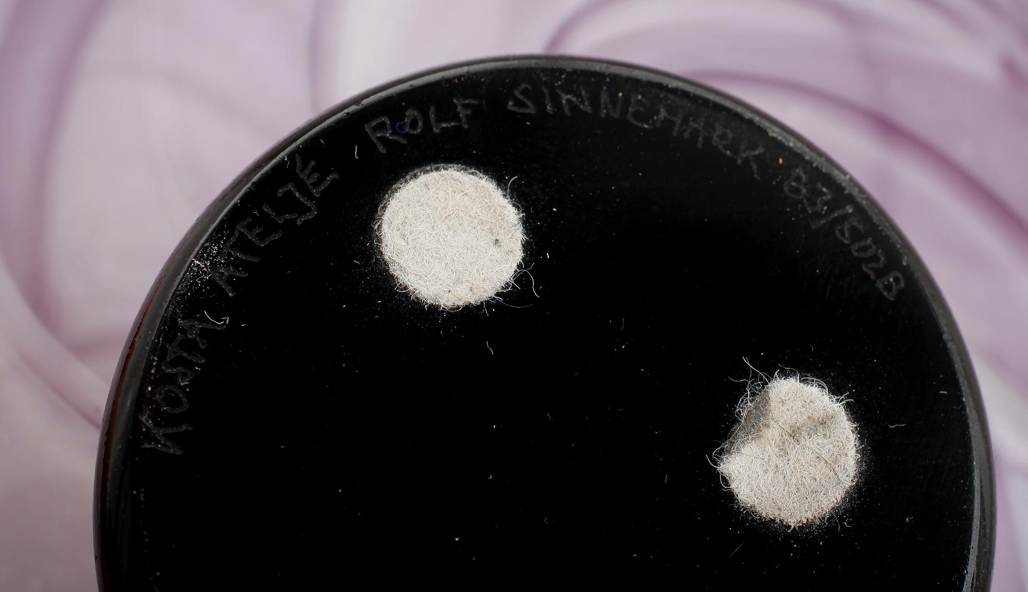 SKÅL samt VASER 2 st, glas, Rolf Sinnemark, Kosta, signerade.