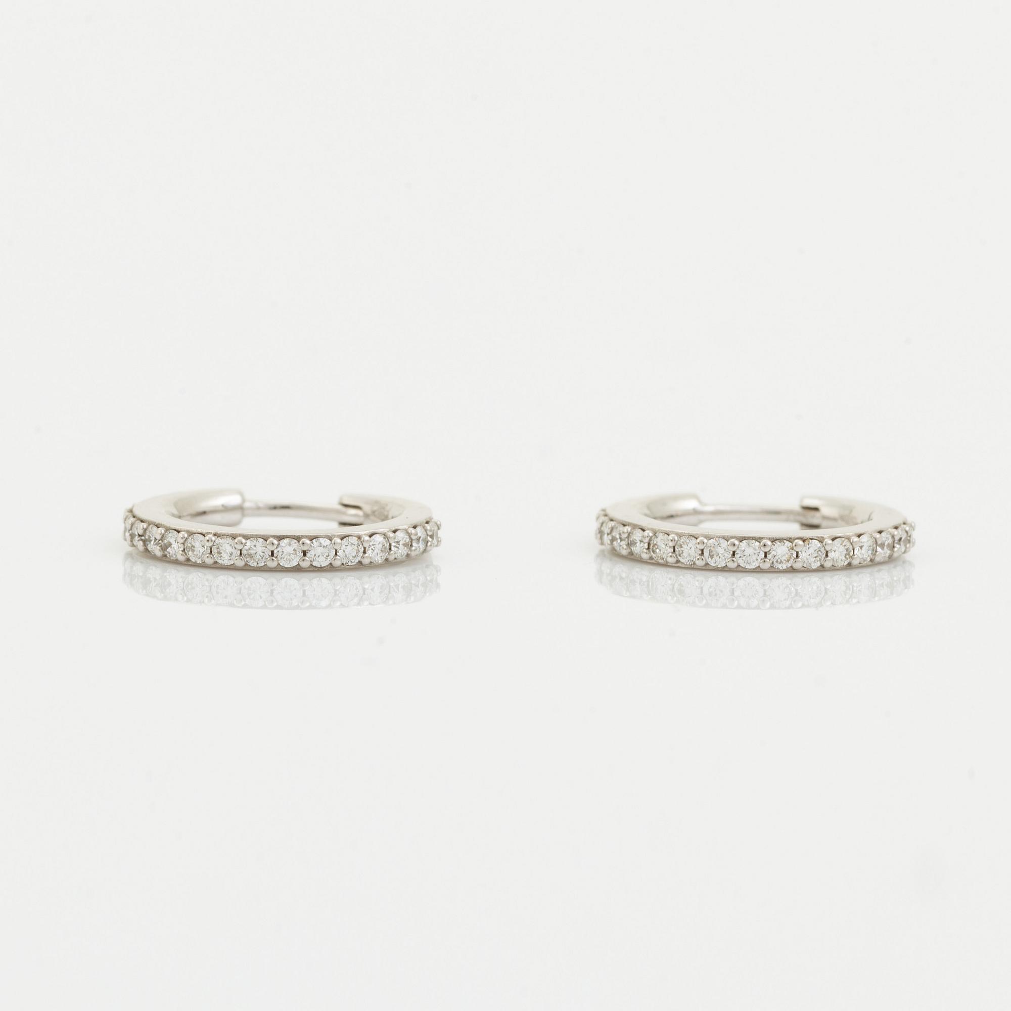 Örhängen, kreoler med briljantslipade diamanter.