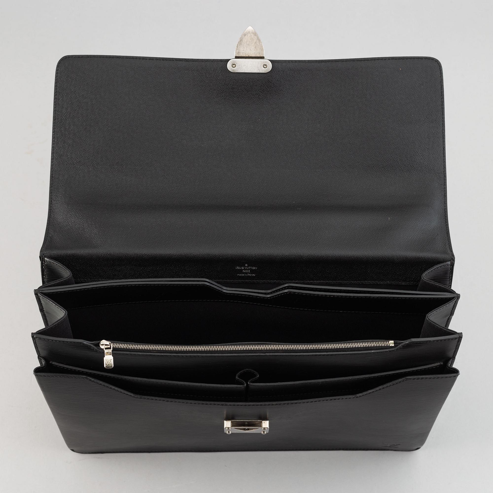 Louis Vuitton, a 'Neo Robusto' briefcase.