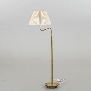 JOSEF FRANK, golvlampa, modell 2568, "Lilla kamelen" för Firma Svenskt Tenn.