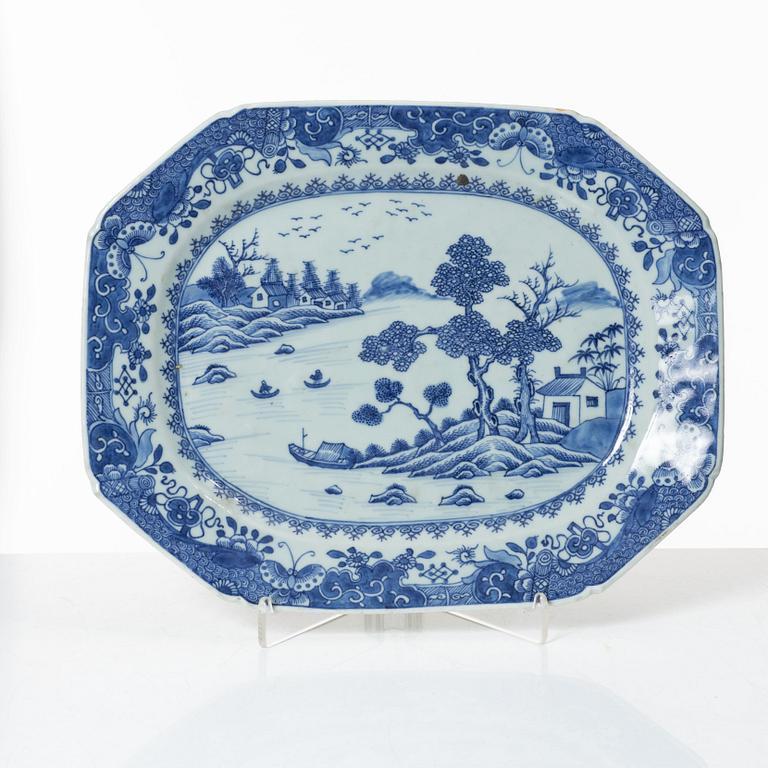 A Chinese export porcelain charger, Qing dynasty, Qianlong (1736-95).