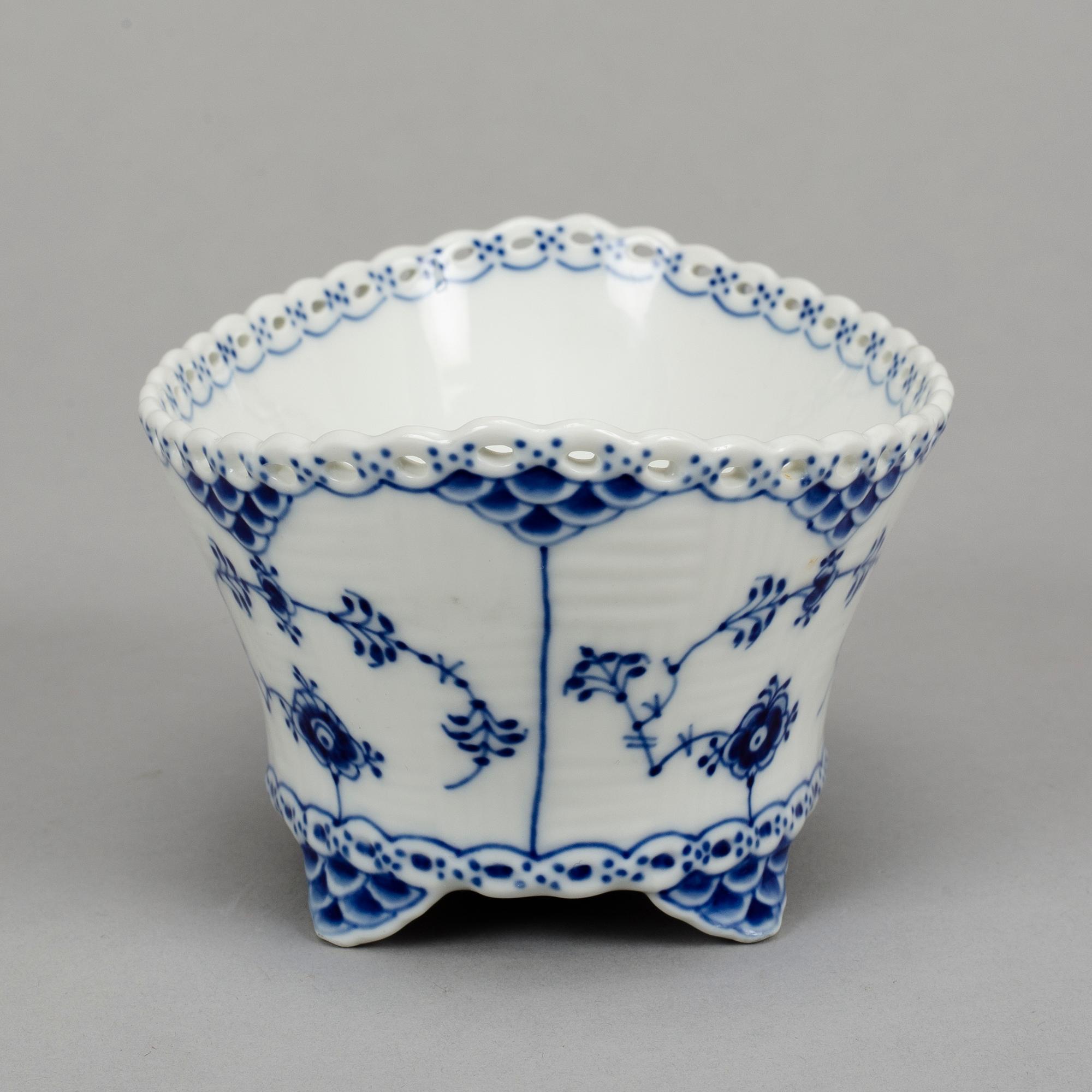 Royal Copenhagen, a 'Musselmalet' part service, Denmark (14 pieces).