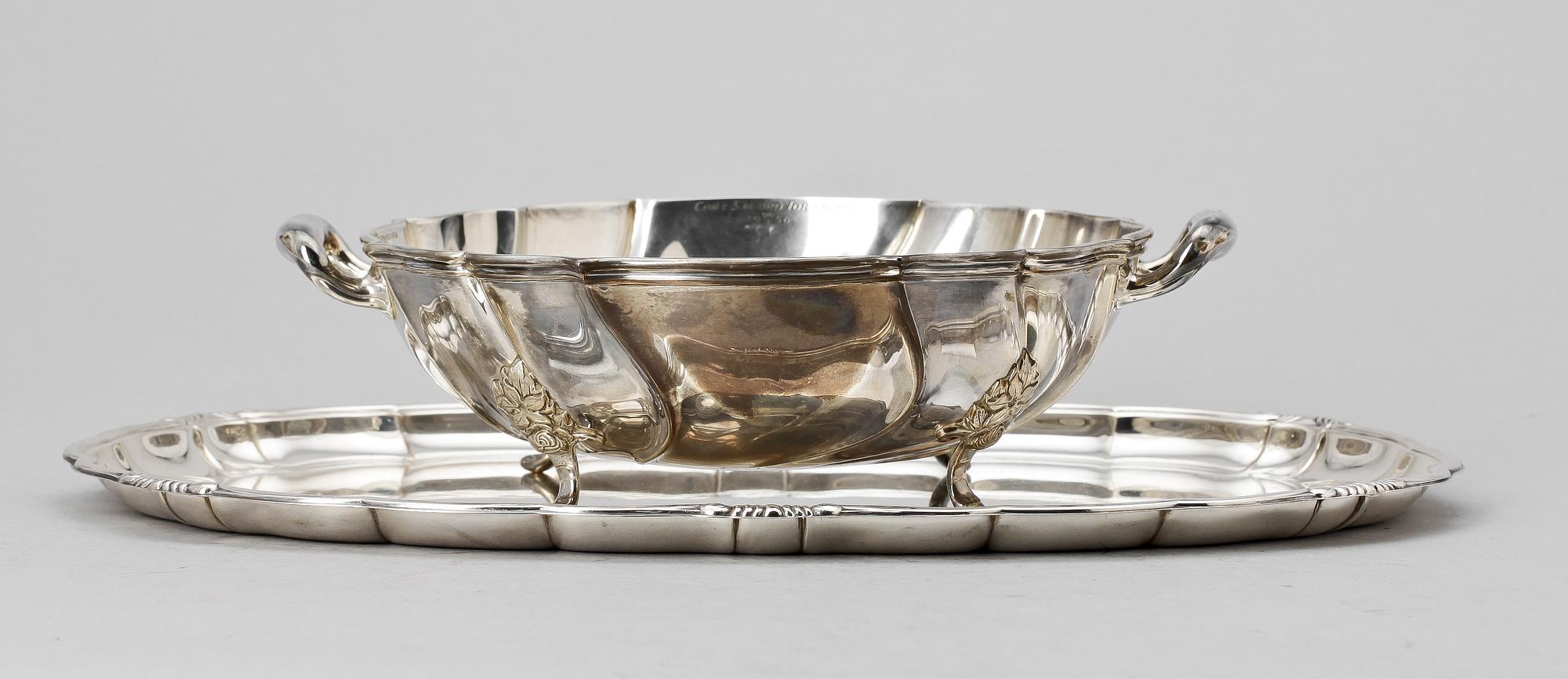 BRICKA samt SKÅL, silver, rokokostil, Sverige, 1910 samt 1950. 823,2 gram.