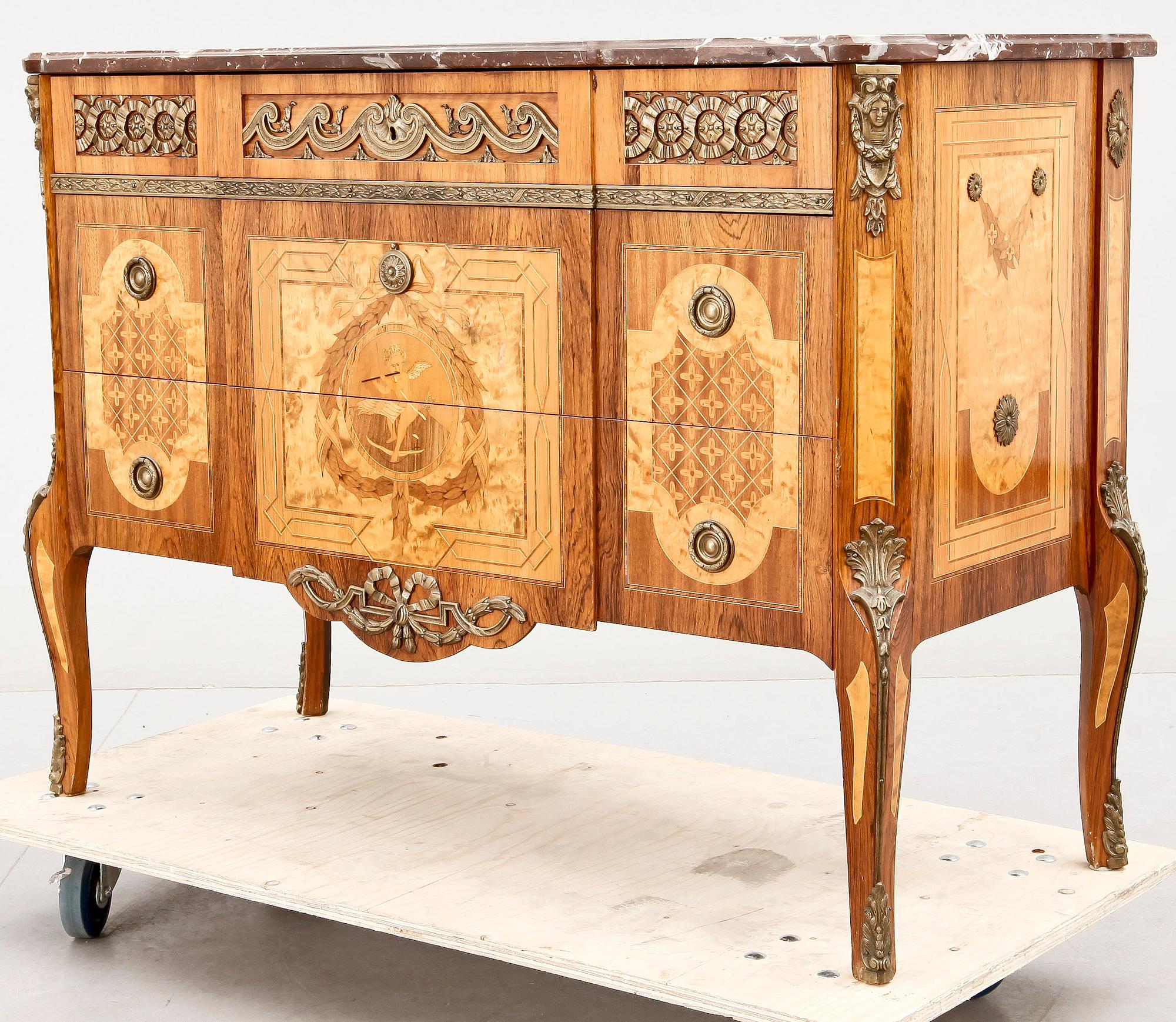 BYRÅ, gustaviansk stil, märkt Aktiebolaget Gustavianska Möbler, Onslunda, 1900-talets första hälft.