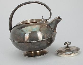 TEKANNA, 813 silver. Auran Kultaseppä Oy, Åbo 1957. Vikt 378 g.