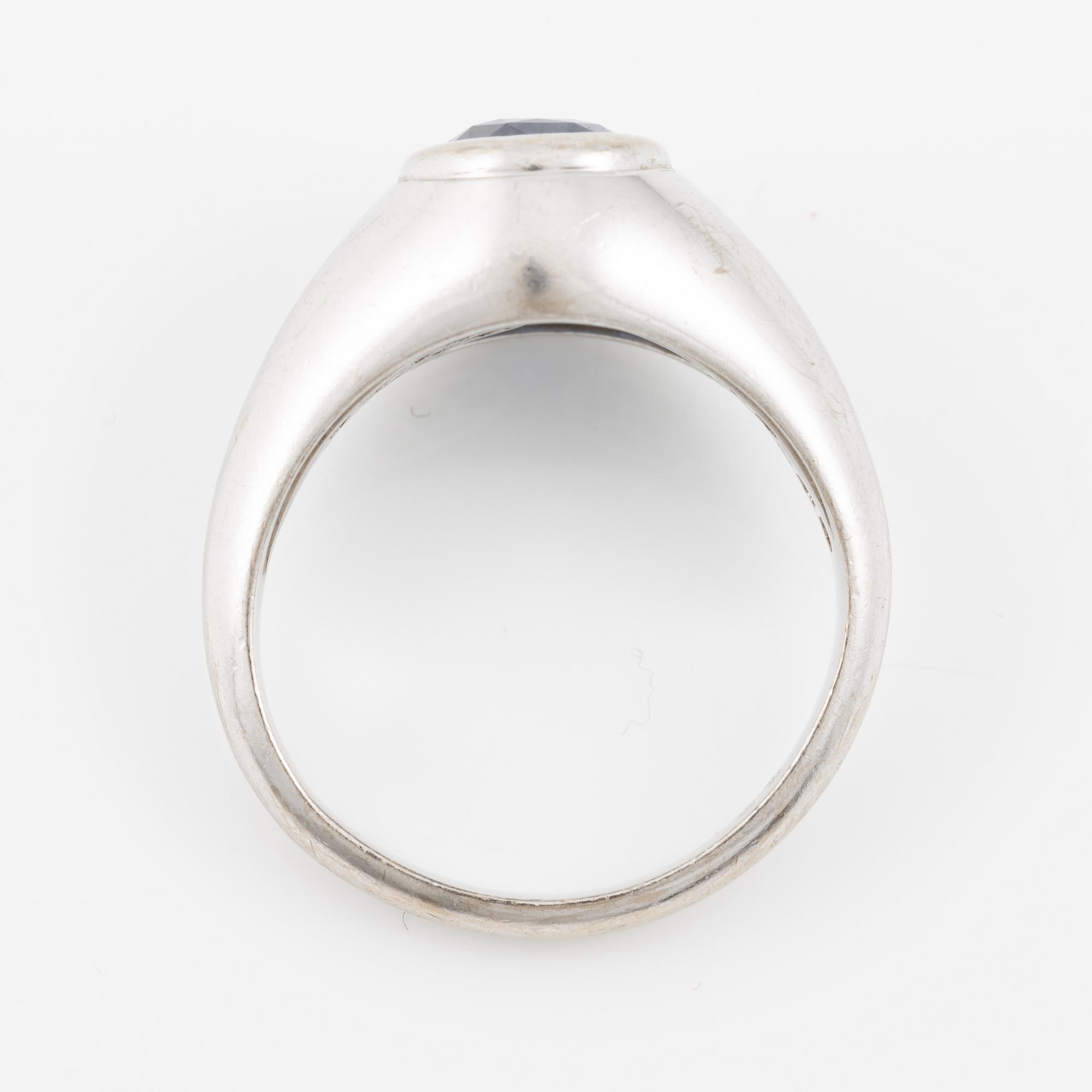 Ring in 18K white gold set with an oval-cut sapphire, approximately 1.50 ct.