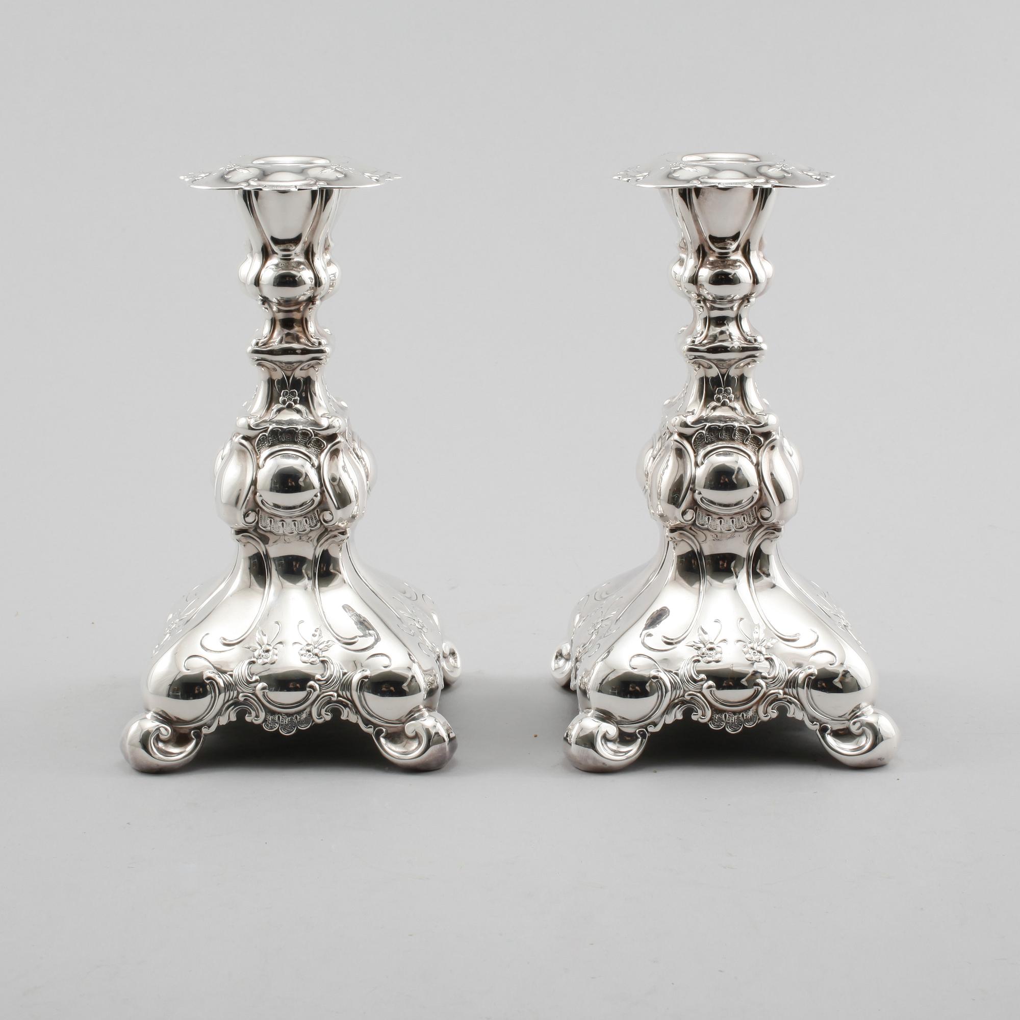 LJUSSTAKAR, ett par, silver, rokokostil, GAB, Stockholm, 1952.