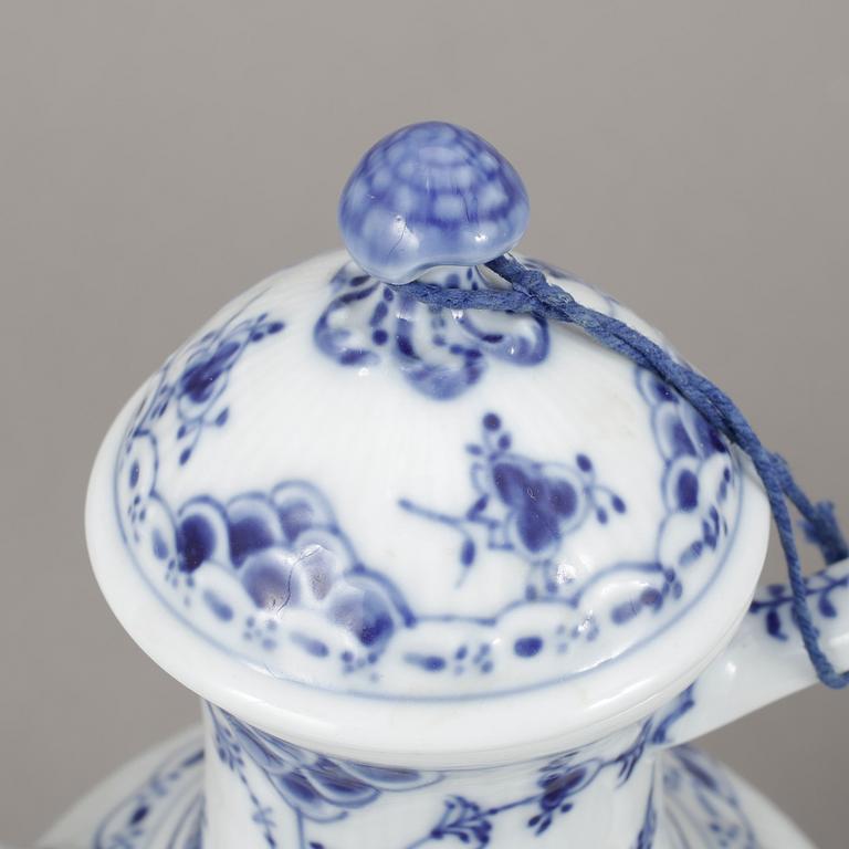 MATSERVIS, 64 delar, porslin, "Musselmalet", Royal Copenhagen.