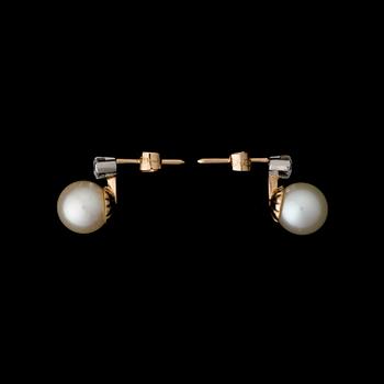 ÖRHÄNGEN, odlade pärlor, briljantslipade diamanter, 18K guld och vitguld. A. Tillander 1959.