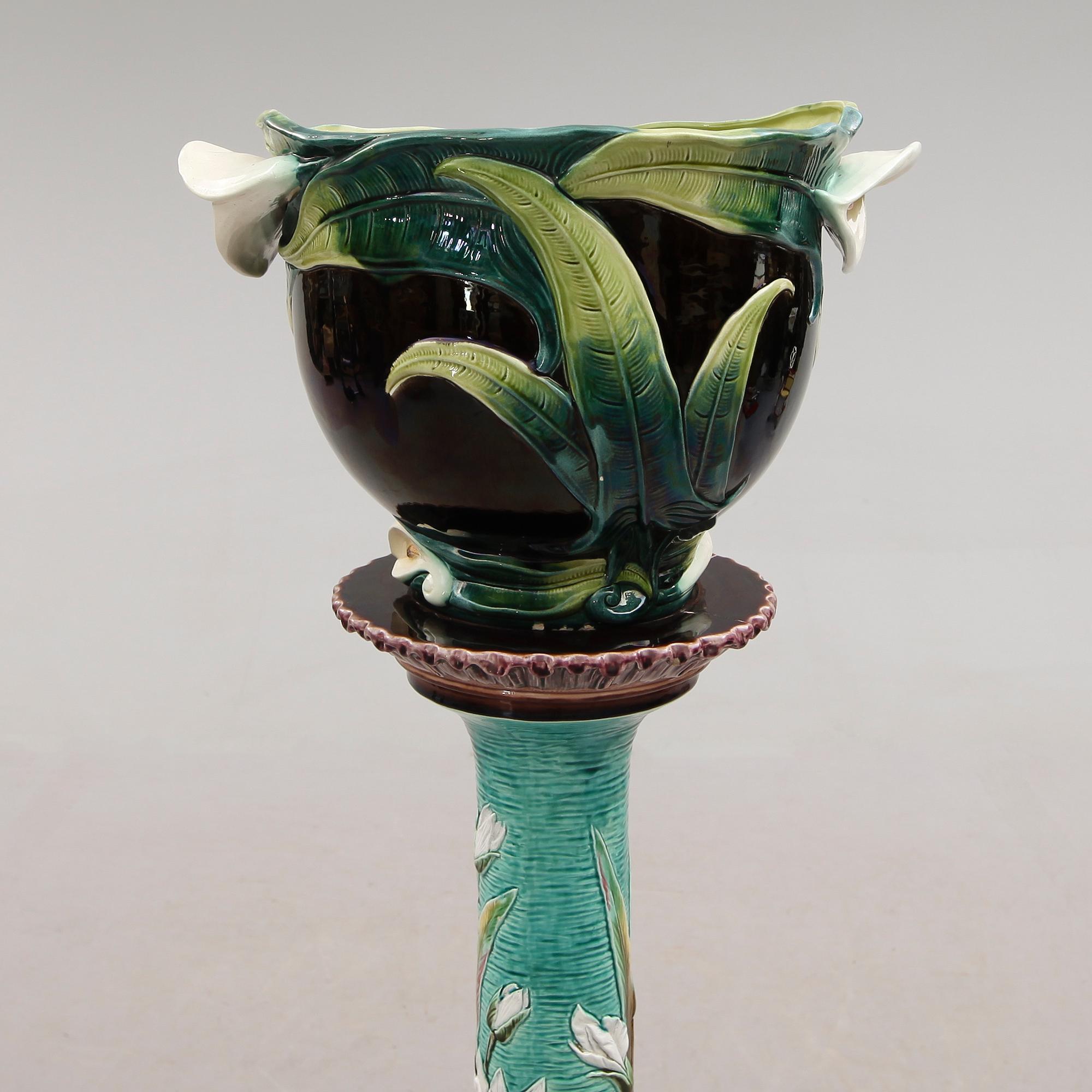 PIEDESTAL SAMT SNARLIKT YTTERFODER, majolika, Tyskland, omkring år 1900.