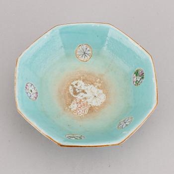 A famille rose and turquoise ground footed dish, Qing dynasty, late 19th century.