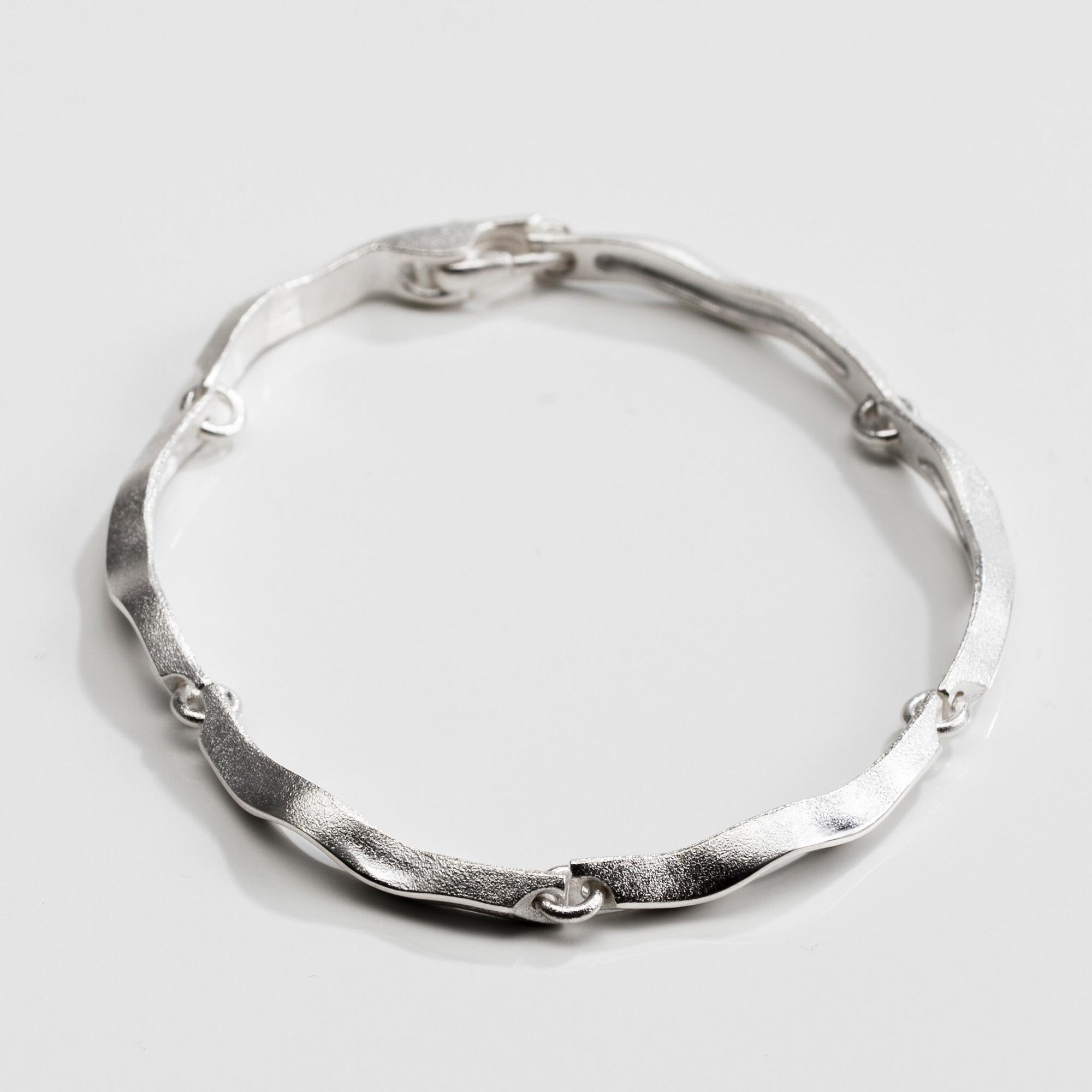ARMBAND, sterling silver, "Dune" Zoltan Popovits, Lapponia 2001. Vikt 12,3 g.