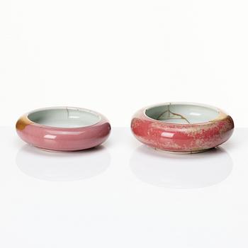 Two peach bloom glazed brush pots, Qing dynasty 18th/19th century.