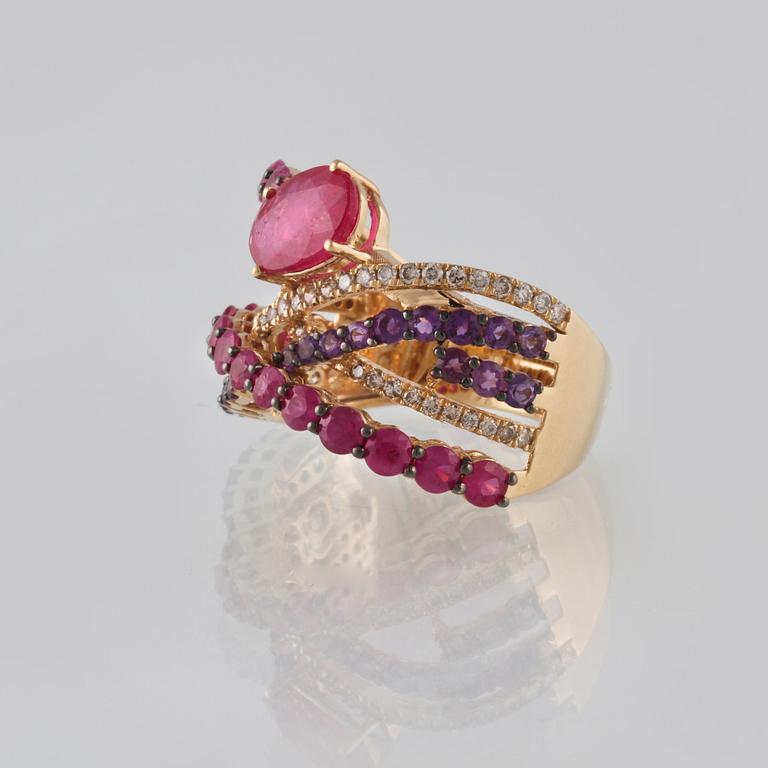 RING, 18K guld med briljantslipade diamanter ca 0.28, rubiner ca 2.50 ct samt ametister ca 0.66 ct. Vikt 6,8 gram.