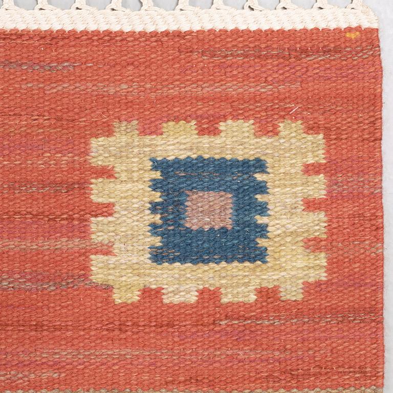 CARPET. "Röd Grön Äng". Flat weave. 355,5 x 231,5 cm. Signed AB MMF.