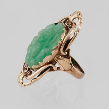 RING, 14K guld med skuren jadeit, utländska stämplar. Vikt 6,2 gram.