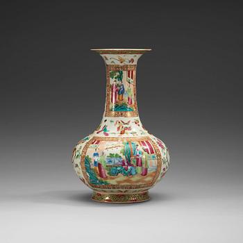 A Canton vase, Qing dynasty, 19th Century.